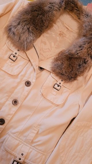 Chaqueta blanco roto con cuello de pelo