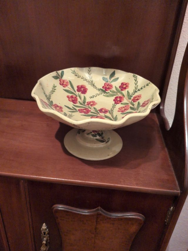 Ensaladera de cerámica con flores rosas