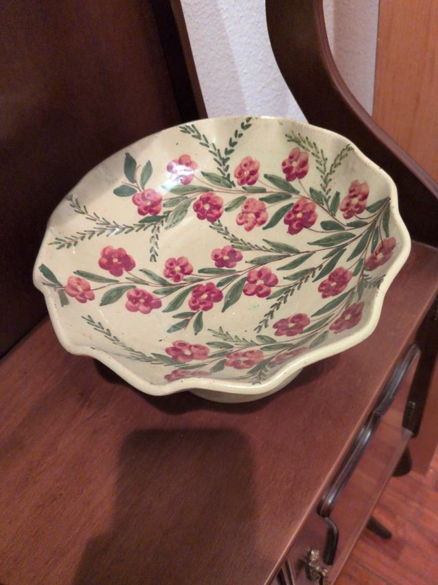 Ensaladera de cerámica con flores rosas