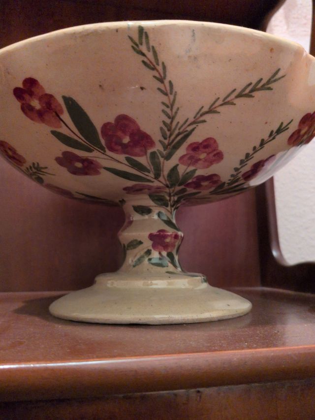 Ensaladera de cerámica con flores rosas