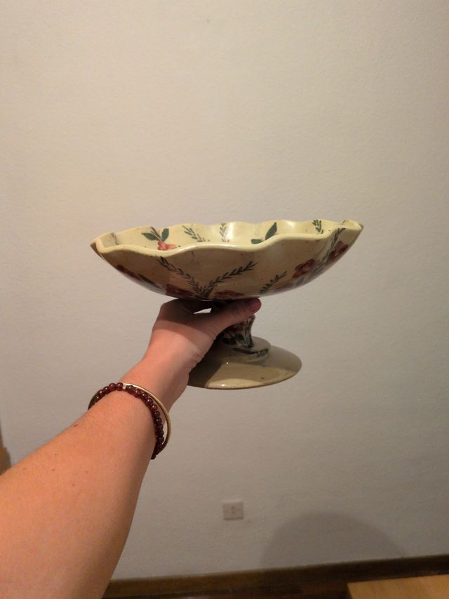 Ensaladera de cerámica con flores rosas