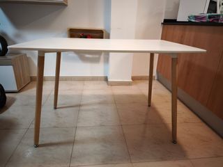 Mesa de comedor blanca patas de madera