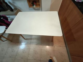 Mesa de comedor blanca patas de madera