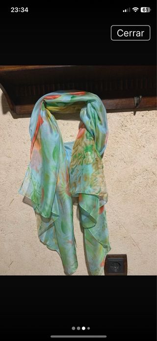 Pañuelo grande estampado floral.