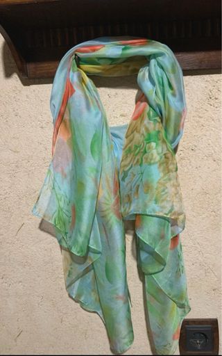 Pañuelo grande estampado floral.