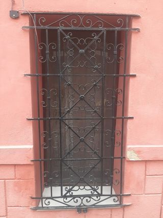 Ventana Madera Vintage + Reja con Diseño.