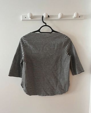 Camiseta de rayas grises y negras