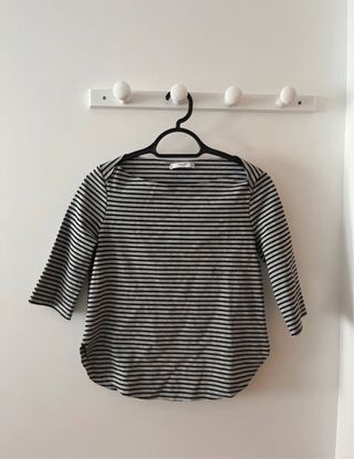 Camiseta de rayas grises y negras