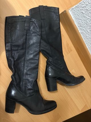 Botas altas de piel negras