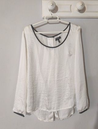 Blusa blanca y negra de Bershka