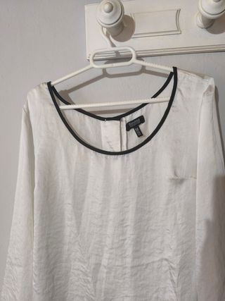 Blusa blanca y negra de Bershka