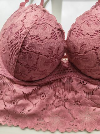 Bralette encaje rosa maquillaje