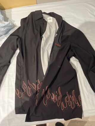 Camisa Zara negra con llamas rojas