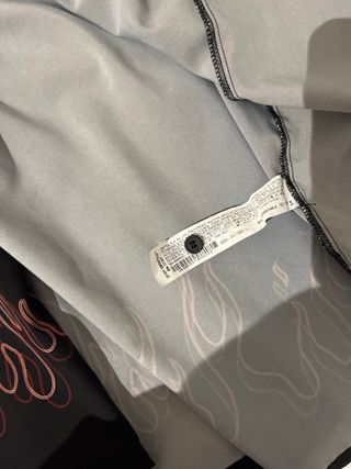 Camisa Zara negra con llamas rojas