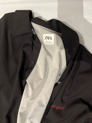 Camisa Zara negra con llamas rojas