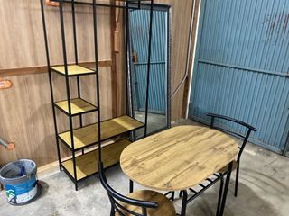 Mesa y 2 Sillas con Estantería MONTADO