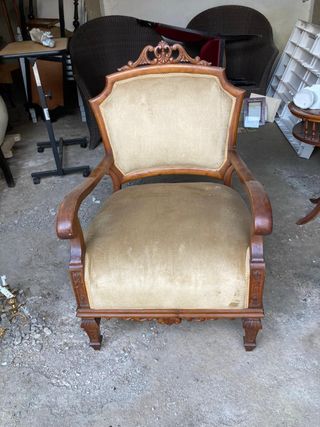 Sillón descalzadora antiguo de terciopelo