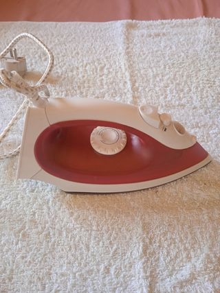 Plancha de ropa blanca y roja
