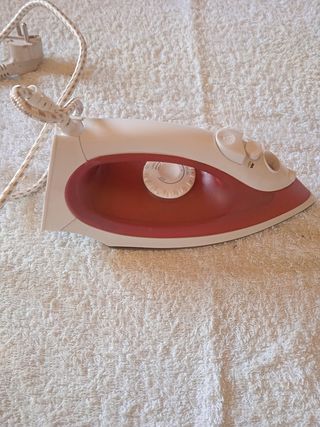 Plancha de ropa blanca y roja