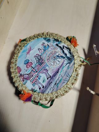 Tamburello decorato con scena tradizionale