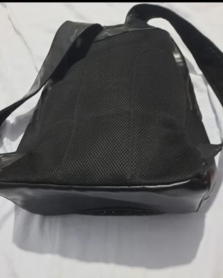 Mochila negra acolchada con tachuelas