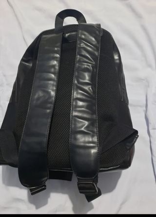 Mochila negra acolchada con tachuelas