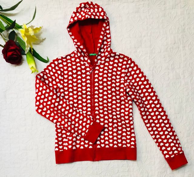 Chaqueta roja con corazones blancos