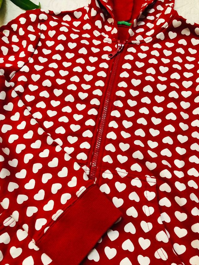 Chaqueta roja con corazones blancos