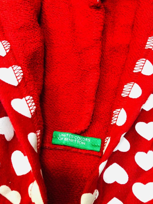 Chaqueta roja con corazones blancos