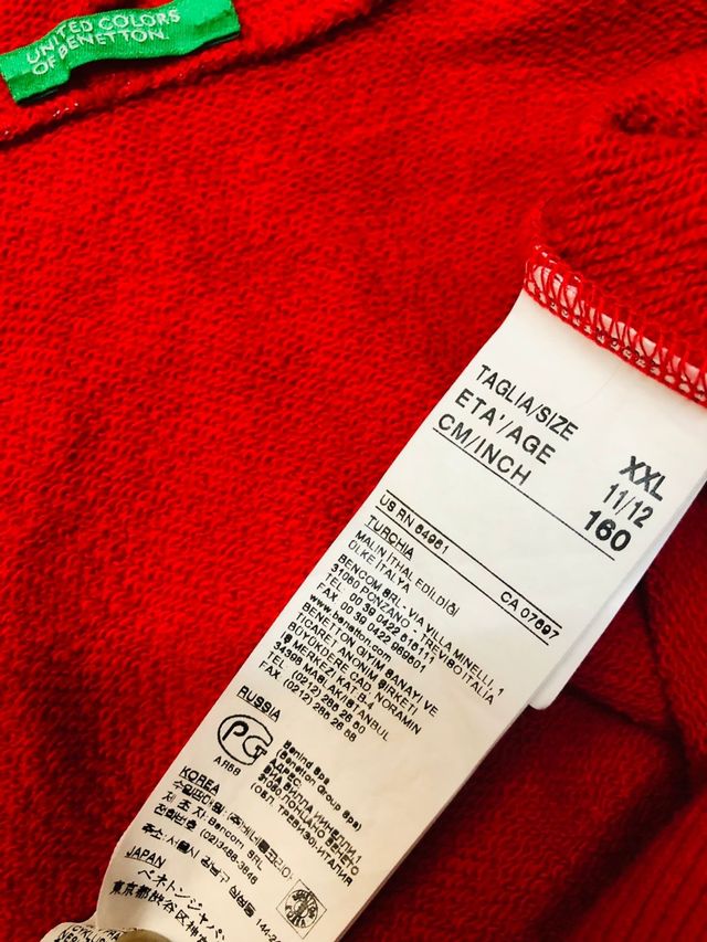 Chaqueta roja con corazones blancos