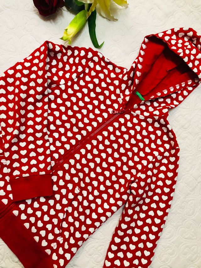 Chaqueta roja con corazones blancos