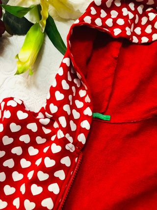 Chaqueta roja con corazones blancos