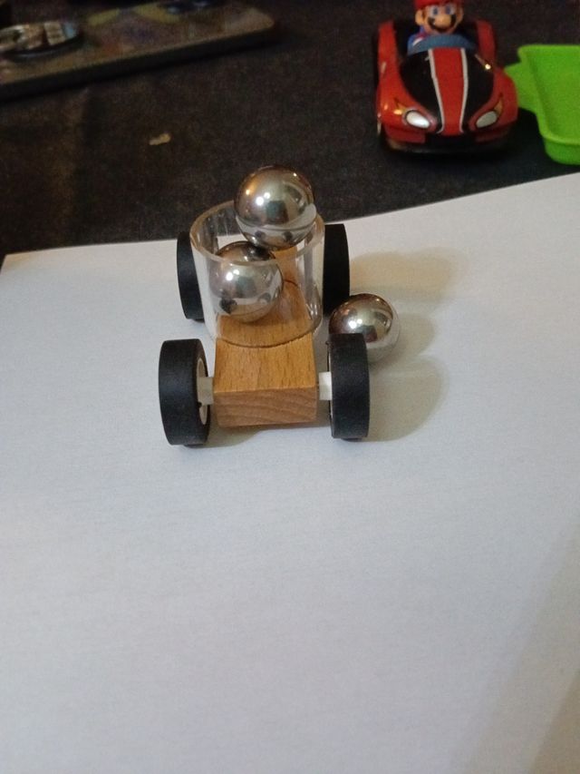 Carrito con bolas de hierro