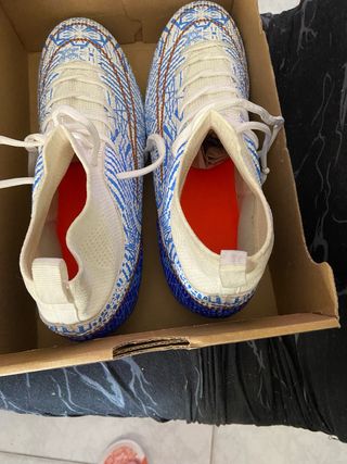 Botas de fútbol blancas y azules