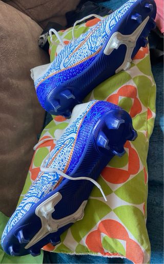 Botas de fútbol blancas y azules