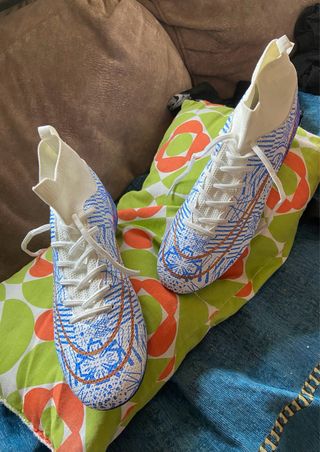 Botas de fútbol blancas y azules