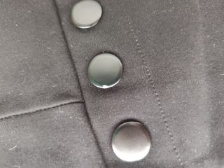 Pantalón pitillo negro con botones
