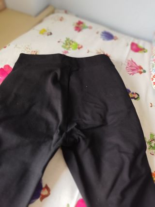 Pantalón pitillo negro con botones