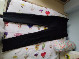 Pantalón pitillo negro con botones