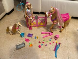 Barbie Establo con Caballos y Accesorios