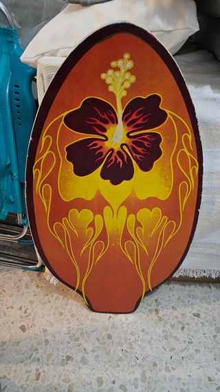 Tabla de surf para la orilla de madera