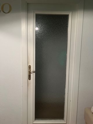 Puerta blanca con cristal