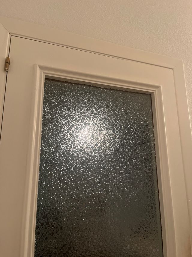 Puerta pintada de blanco con cristal