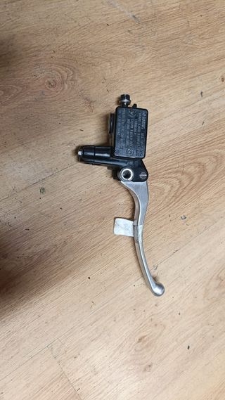 Maneta y bomba freno derecha Honda Forza 250 EX