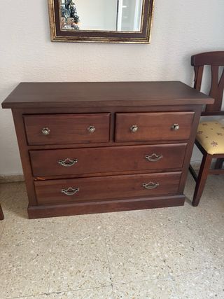 Cómoda de madera maciza 5 cajones tallados .
