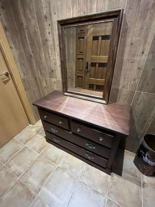 Cómoda de madera maciza 5 cajones tallados .