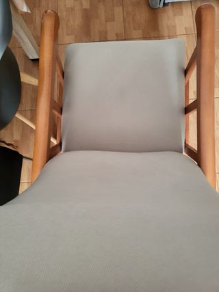 Sillón tapizado beige y madera