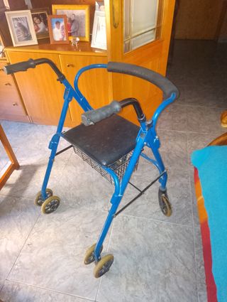 Andador azul con asiento y cesta
