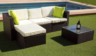 Set di divani e cuscini per esterni in rattan marrone
