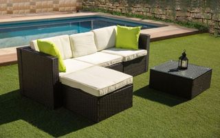 Set di divani e cuscini per esterni in rattan marrone
